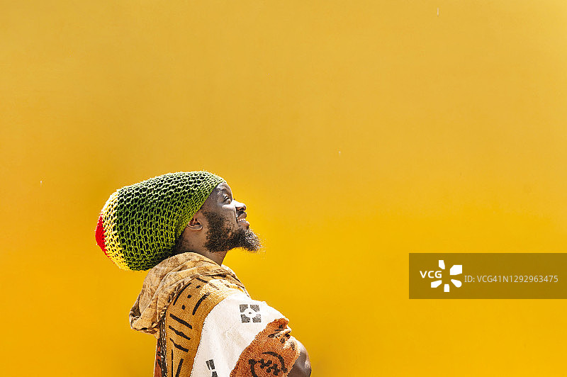拉斯特法里男人脏辫帽肖像 黄色背景图片素材