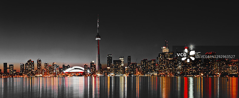 夜晚的多伦多天际线与加拿大国家电视塔图片素材