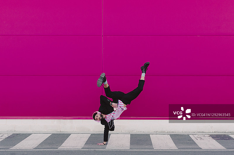 年轻男人听着音乐跳霹雳舞图片素材