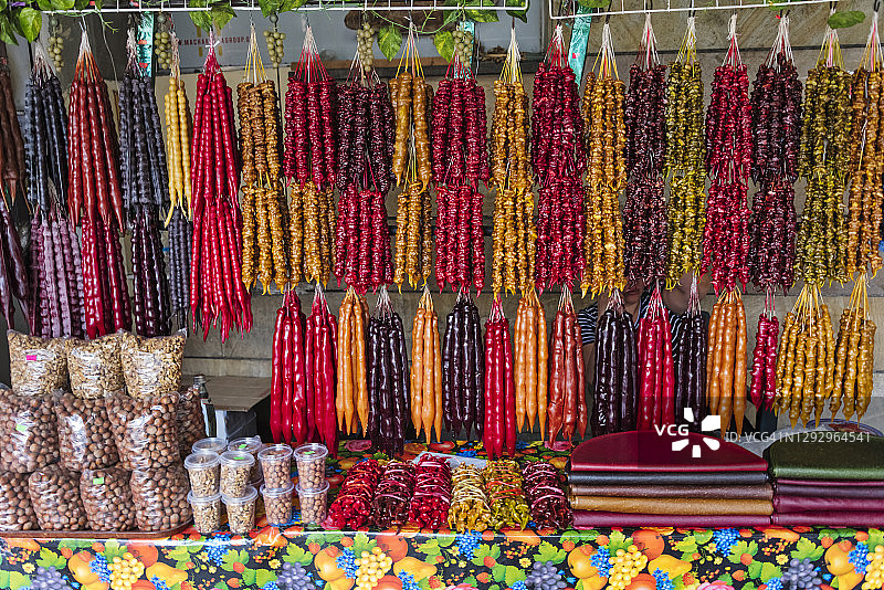 出售churchkhela（传统格鲁吉亚食品，香肠状糖果）的商店图片素材