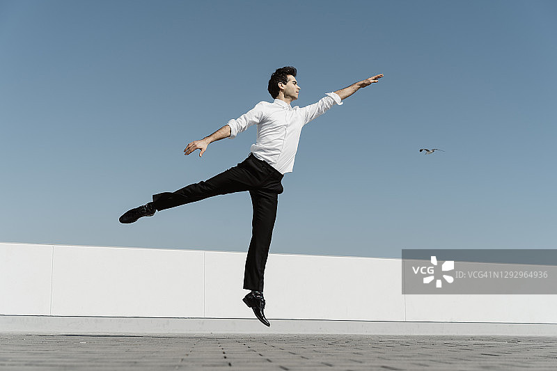 艺术家在屋顶露台上练习图片素材