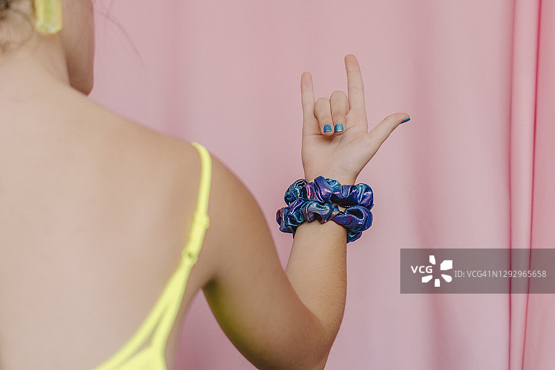 做牛角手势的少女特写图片素材