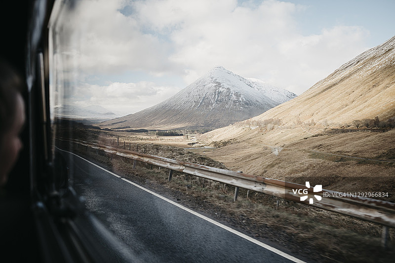 英国苏格兰洛蒙德湖和特罗萨克斯国家公园：透过车窗看公路和山脉图片素材