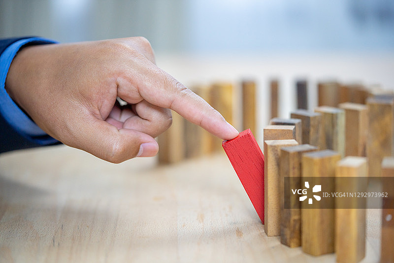 多米诺骨牌：商业风险、策略与规划概念图片素材