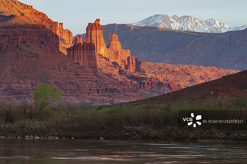 渔夫塔和拉萨尔山脉背景图片素材