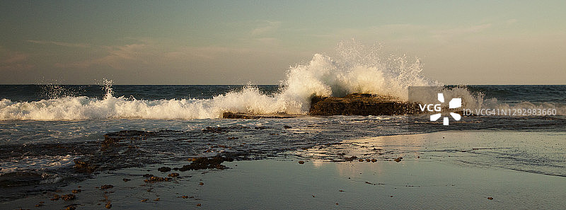 金色午后，阳光海岸岩石架上的海浪，澳大利亚昆士兰州图片素材