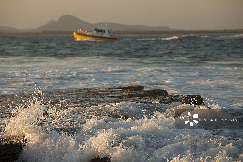 澳大利亚阳光海岸穆卢拉巴，金色午后岩石架上的浪花图片素材