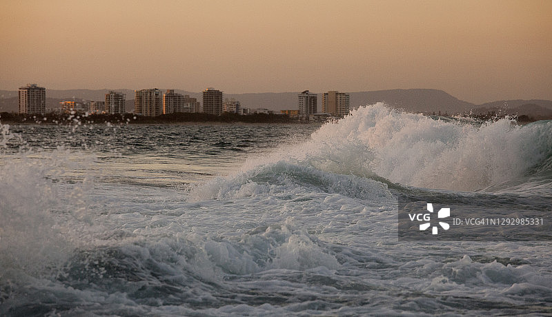 澳大利亚昆士兰州阳光海岸穆卢拉巴：金色午后阳光下的海浪图片素材