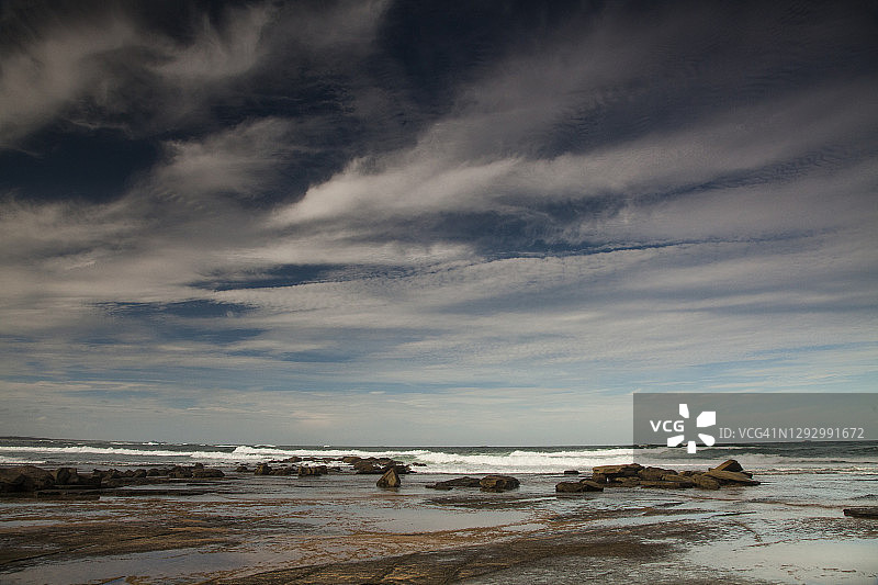 莫法特海岬的岩石倒影和海滩云景，位于澳大利亚昆士兰州阳光海岸莫法特海滩图片素材