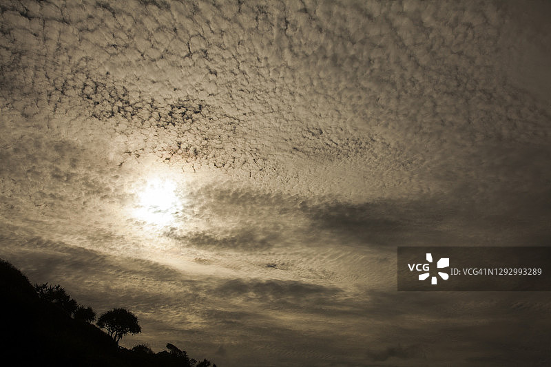 莫法特海岬日落时分的山坡景色，位于澳大利亚昆士兰州阳光海岸莫法特海滩，天空多云图片素材