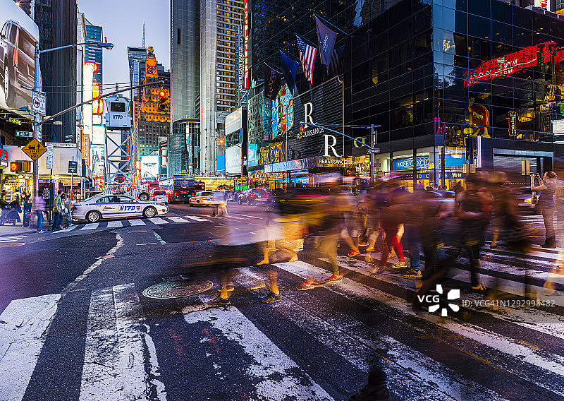 美国纽约时代广场十字路口行人长曝光图片素材