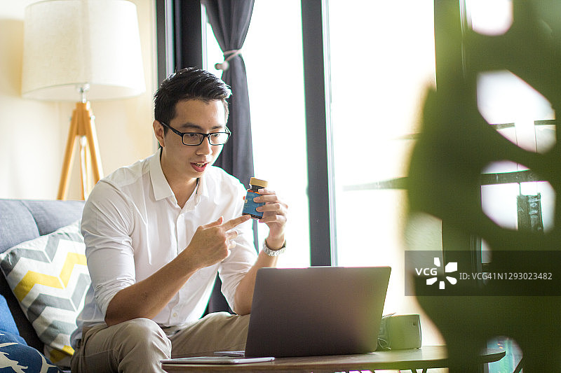 亚洲男人寻求医生建议图片素材
