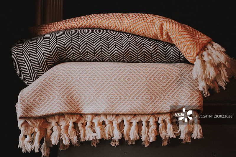 三张斯堪的纳维亚风格的纹理棉床罩图片素材