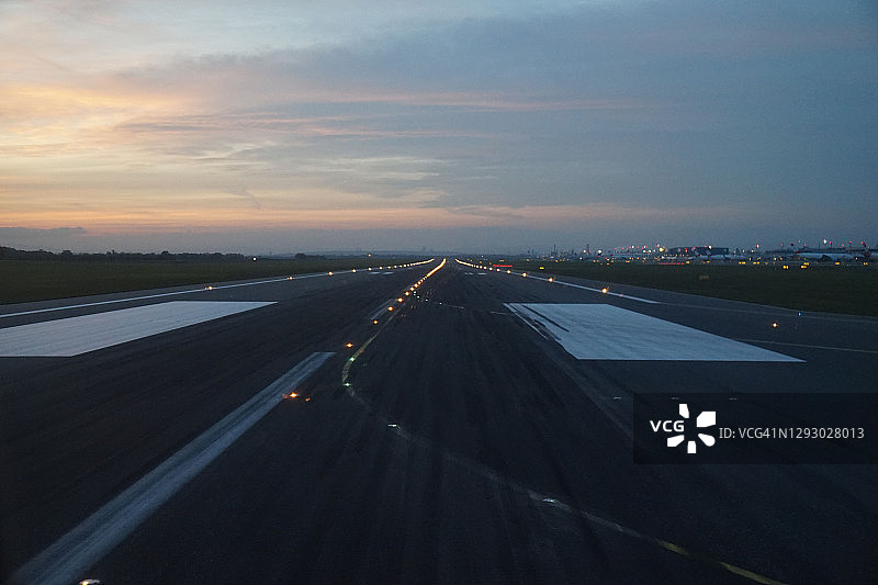 维也纳国际机场跑道上的黄昏，奥地利施韦夏特图片素材