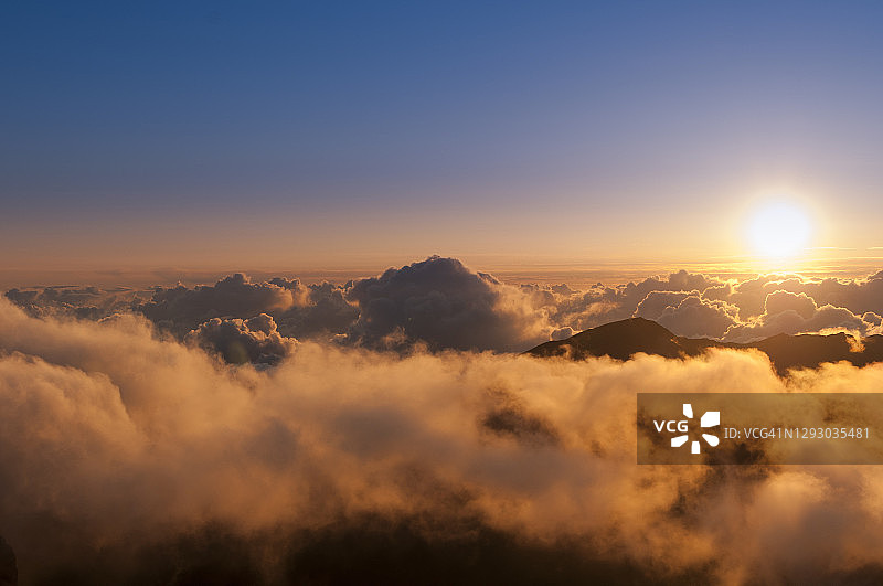 山和云图片素材