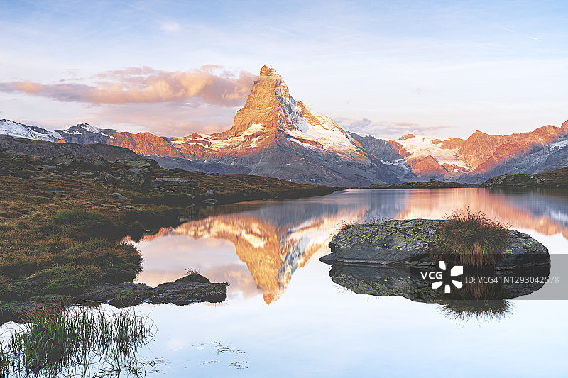 瑞士黎明时分施泰利湖中倒映的马特洪峰图片素材