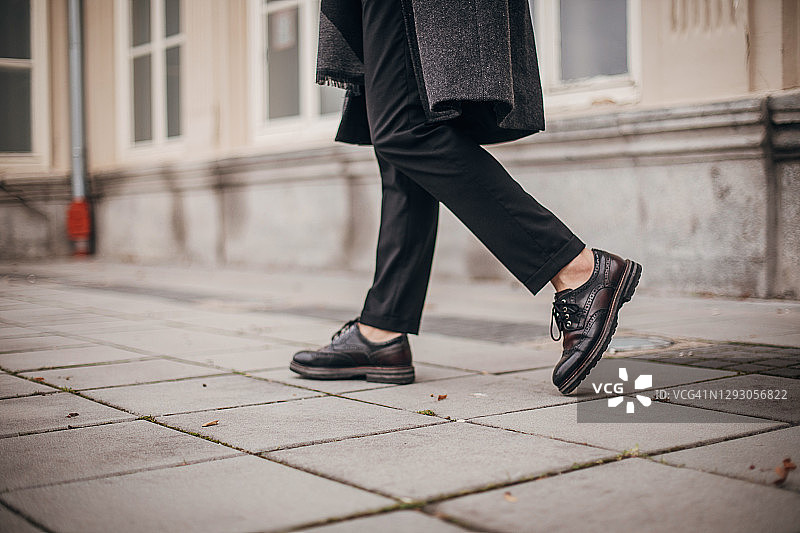 穿皮鞋走在街上的时髦男人图片素材