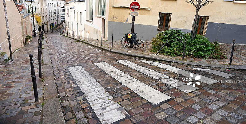 鹅卵石街道上的人行横道图片素材