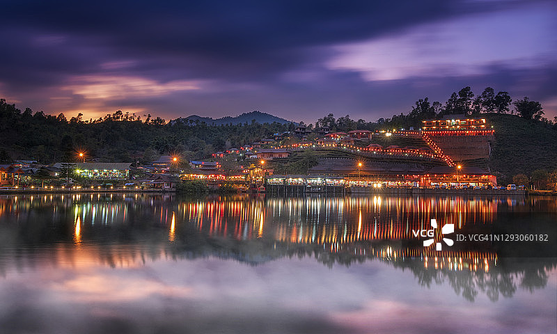 云南中国傣族村寨的金色日落图片素材