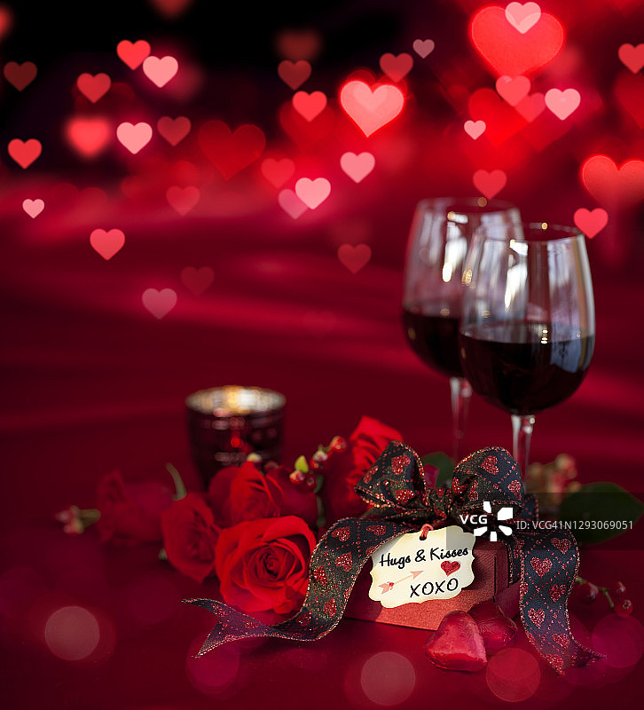 情人节红玫瑰红酒礼品虚化灯光背景图片素材