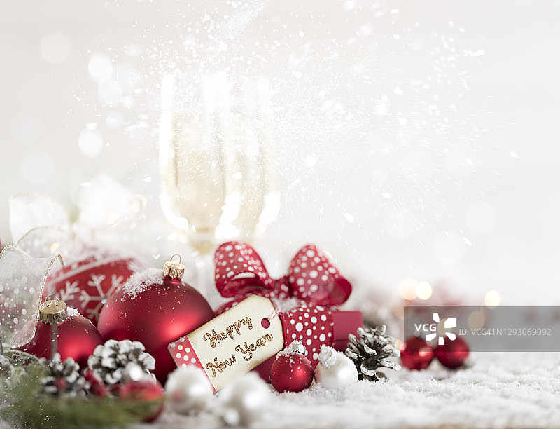 雪地背景上的新年礼物和香槟图片素材
