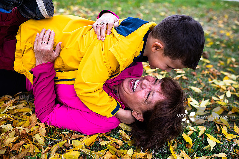 奶奶和孙子拥抱欢笑图片素材