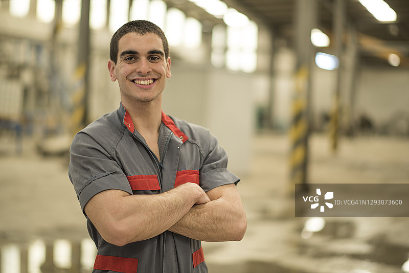 在西班牙科尔多瓦水泥厂微笑的拉丁男人图片素材