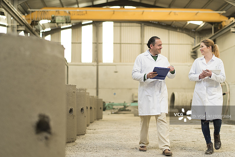 在工厂中检查混凝土结构质量的化学品图片素材