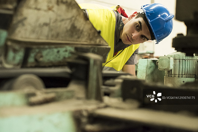 在混凝土工厂工作的年轻人，进行安全检查工作图片素材