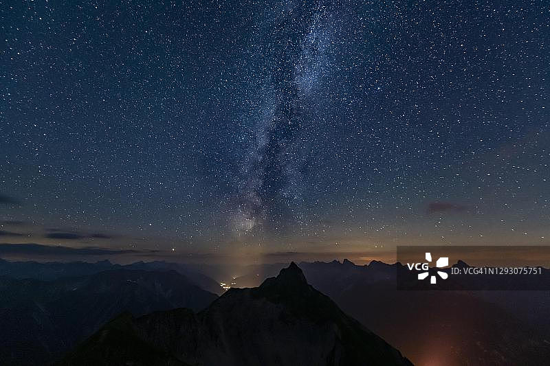 奥地利蒂罗尔莱希塔尔阿尔卑斯山脉的星空银河图片素材
