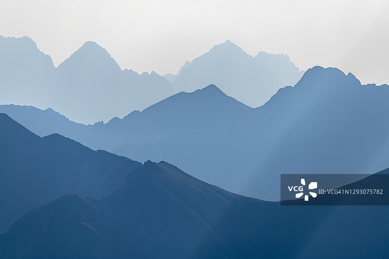 莱希塔尔阿尔卑斯山蓝色时刻的壮丽山峰，奥地利蒂罗尔图片素材