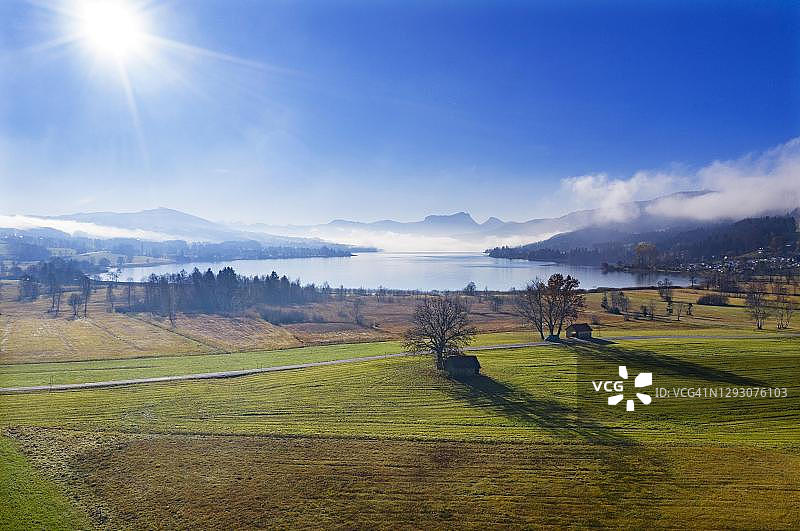 秋季航拍奥地利上奥地利州萨尔茨卡默古特地区的伊尔湖图片素材