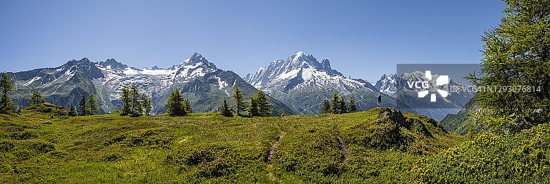 徒步旅行者在法国上萨瓦省霞慕尼勃朗峰观赏山景图片素材