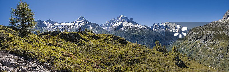 法国上萨瓦省霞慕尼勃生峰山脉全景图片素材