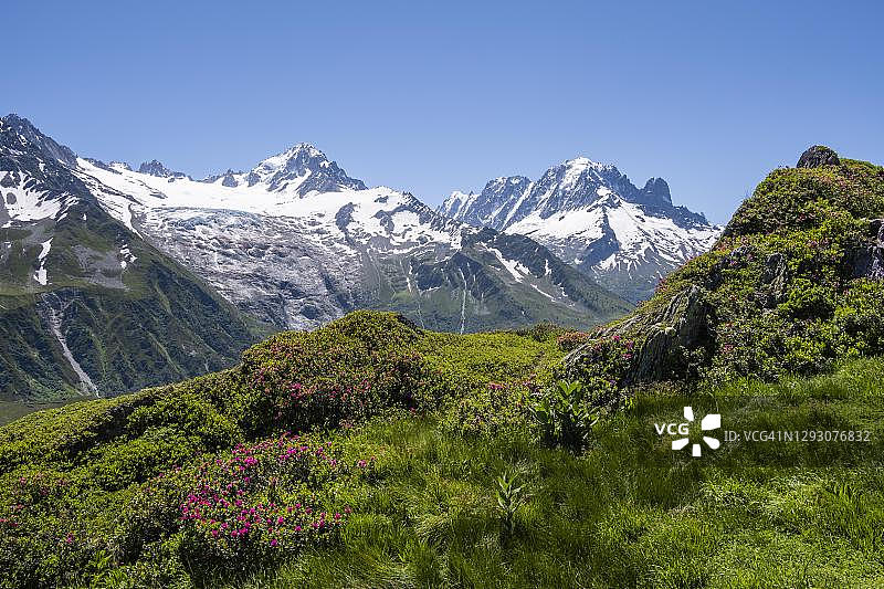 从波瓦塞特山脊看到的霞慕尼景色，法国图片素材