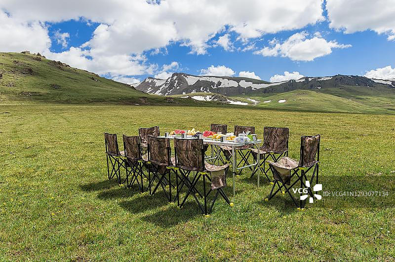 吉尔吉斯斯坦纳伦地区中天山山区露营地野餐桌图片素材