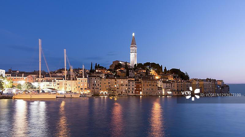 克罗地亚伊斯特拉罗维尼圣尤菲米娅教堂古镇黄昏景色图片素材