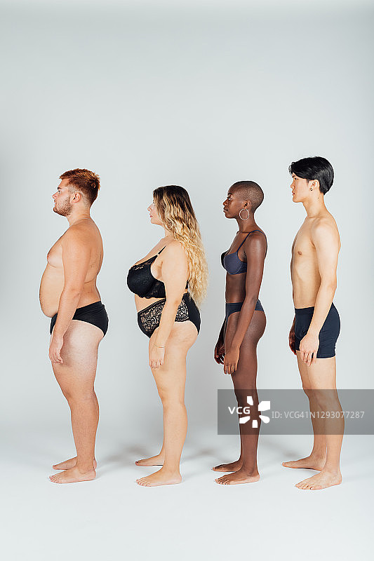 穿着内衣站成一排的年轻人图片素材