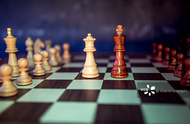 棋盘上的国际象棋棋子图片素材