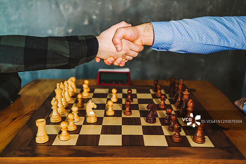 国际象棋比赛后的握手图片素材