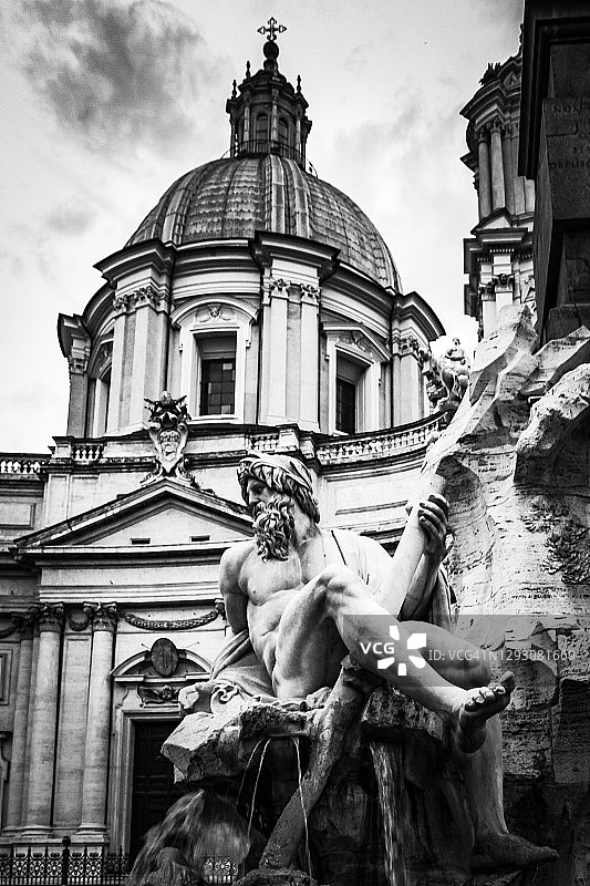 意大利罗马纳沃纳广场四河喷泉及圣阿涅塞教堂穹顶细节图片素材