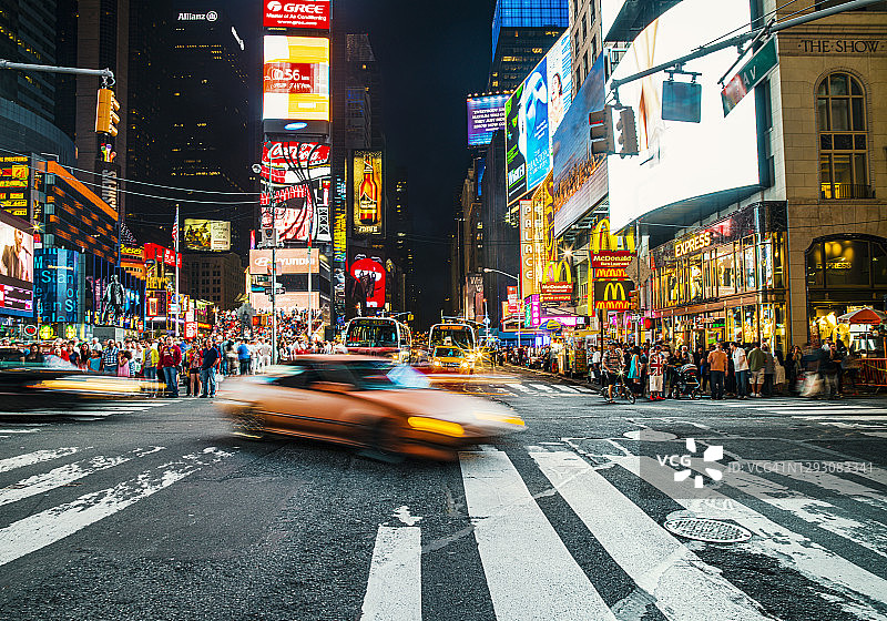 美国纽约曼哈顿时代广场夜景，黄色出租车和广告牌图片素材