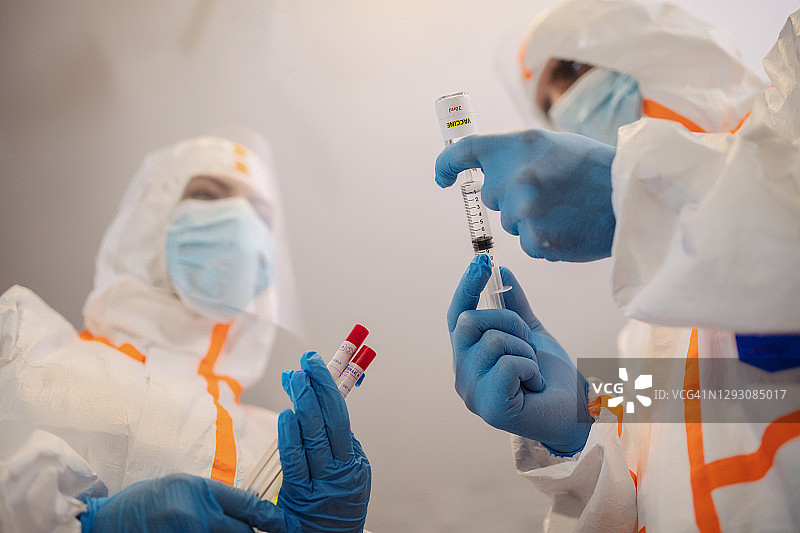新冠病毒疫情：专家持有新冠病毒疫苗样本图片素材