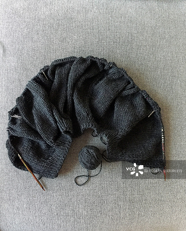 黑色针织开衫，环形针织针，工作中图片素材