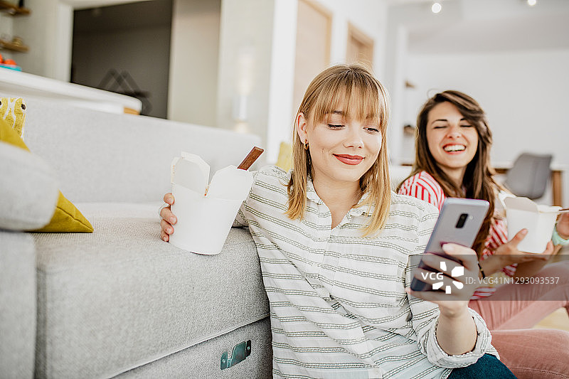 朋友聚餐外卖送餐图片素材