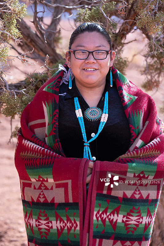 在美国纪念碑谷的快乐年轻女人肖像图片素材