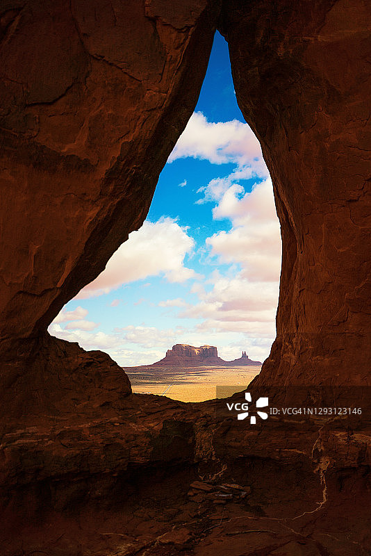 纪念碑谷中的泪滴拱门 - 美国亚利桑那州图片素材