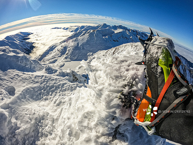 在雪地背景下，用于冰的徒步旅行靴子设备，背景是法加拉什山脉的卡普拉湖图片素材