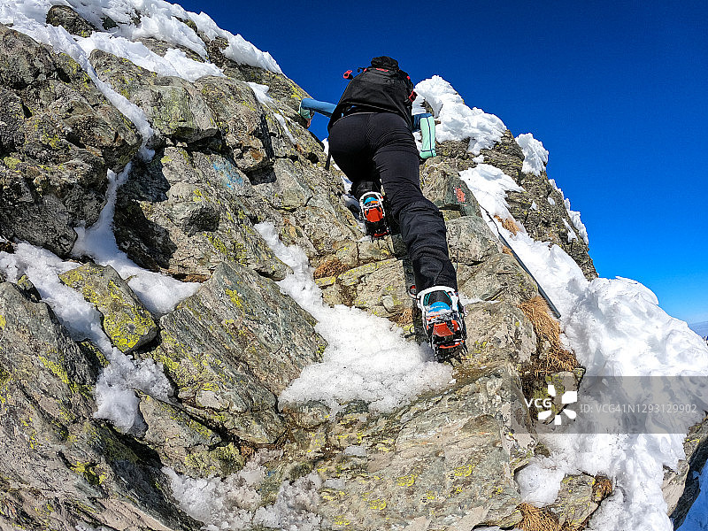 带冰爪的重型登山靴图片素材