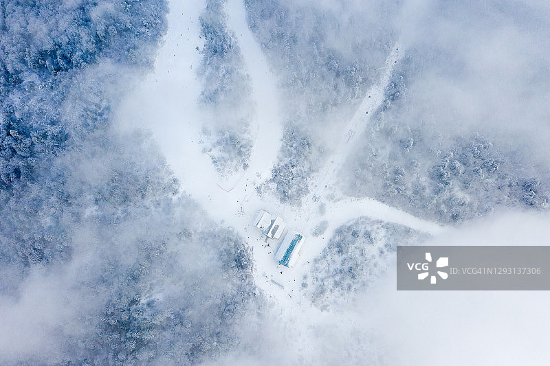 高山滑雪胜地的霜图片素材